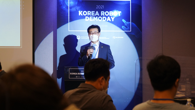 손웅희 로봇산업진흥원장이 2021 로봇 데모데이에서 환영사를 하고 있다. 로봇산업진흥원 제공