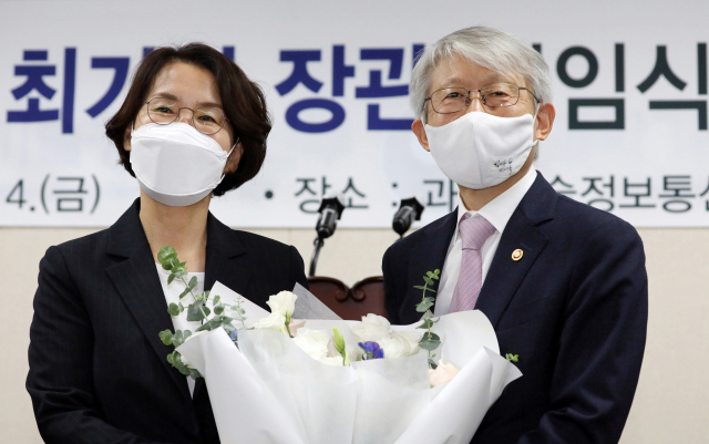 임혜숙 신임 과학기술정보통신부 장관(왼쪽)이 14일 오후 세종시 정부세종청사에서 열린 이·취임식에서 최기영 전 장관에게 꽃다발을 건넨 뒤 기념촬영을 하고 있다. 연합뉴스