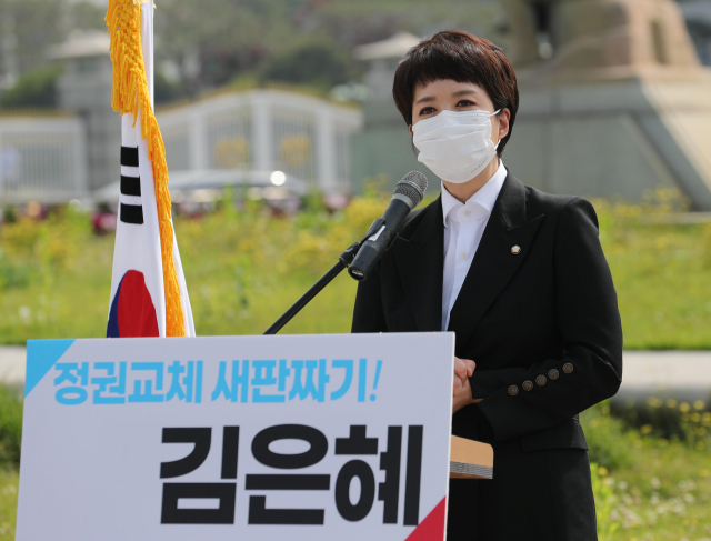 국민의힘 김은혜 의원이 14일 오전 청와대 분수대 앞에서 기자회견을 열고 당대표 경선 출마를 선언하고 있다. 연합뉴스