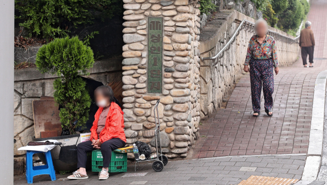 16일 오전 대구 달서구 상인동 비둘기아파트에서 어르신들이 산책을 하며 시간을 보내고 있다. 김영진 기자 kyjmaeil@imaeil.com