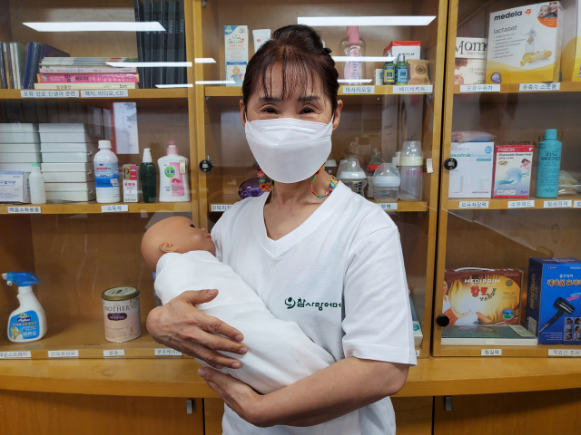 15일 대구 중구 참사랑어머니회 사무실에서 이점순 산모·신생아 건강관리사가 신생아를 안는 방법과 관리시 필요한 용품에 대해 설명하고 있다. 이통원 기자. tong@imaeil.com