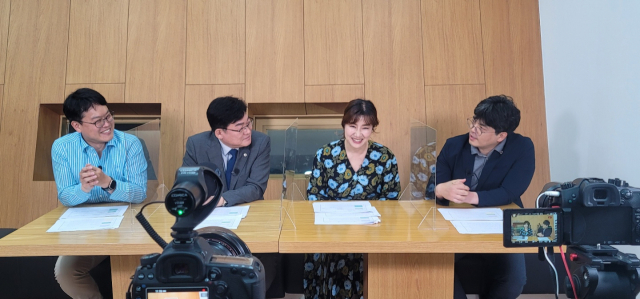 대구시의사회가 14일 코로나19 백신 접종을 독려하기 위해 유튜브 영상물을 만들고 있다. 왼쪽부터 이종목 공보이사, 정홍수 회장, 강미경 아나운서, 백승길 정보부이사