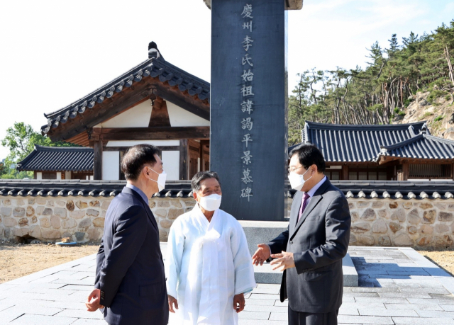 주낙영 경주시장(오른쪽)과 김석기 국회의원(왼쪽)이 지난 13일 경북 경주시 동천동 경주이씨 제실에 있는 고 이병철 삼성 회장이 직접 쓴 