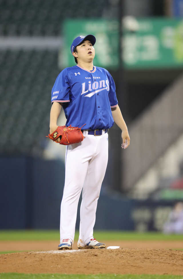 삼성라이온즈 최채흥이 15일 잠실 LG전에서 선발 마운드에 올라 4⅔이닝 7실점으로 부진한 모습을 보였다. 삼성라이온즈 제공