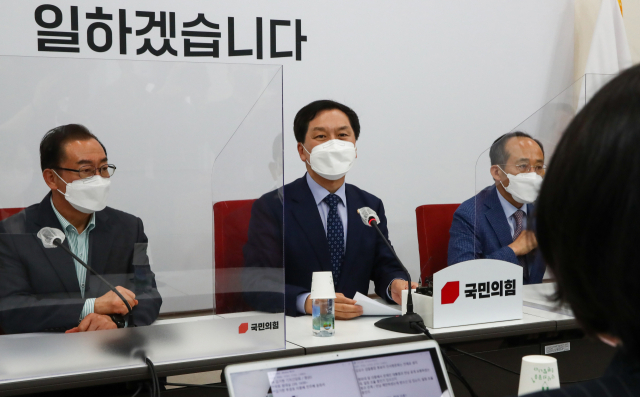 국민의힘 김기현 당 대표 권한대행 겸 원내대표(가운데)가 16일 서울 여의도 국회에서 가진 기자간담회에서 발언하고 있다. 연합뉴스