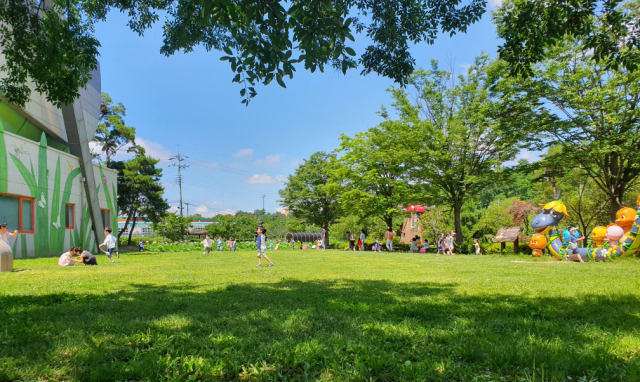 안동시농업기술센터가 녹색체험공원을 비롯해 다양한 체험, 볼거리를 조성, 코로나19 장기화로 갈 곳을 잃어버린 시민과 어린이들에게 휴식공간으로 인기다.