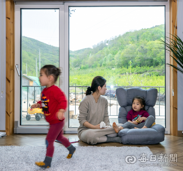 최근 셋째를 출산한 손다은 씨가 15km 떨어진 어린이집에서 돌아온 두 아이를 돌보고 있다. 김태형 선임기자 thk@imaeil.com