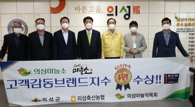 김주수 경북 의성군수(오른쪽 세번째)와 이상문 의성축협 조합장(오른쪽 네번째), 축산 농민들이 