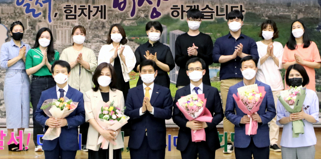 달서인재육성장학재단은 14일 달서으뜸스승상과 진학장학금을 전달하고 기념촬영을 했다. 달서인재육성장학재단 제공