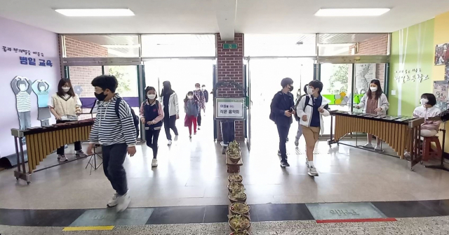 대구 범일초교의 등굣길 풍경. 이곳은 매일 오전 6학년 학생들이 