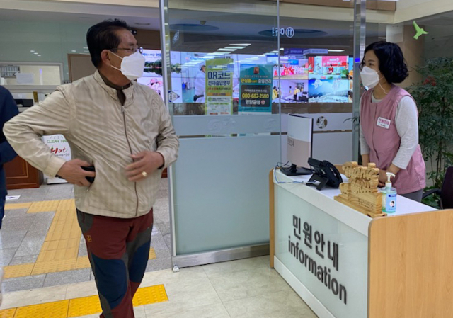 영양군청 민원실 심영희 민원팀장이 직접 민원 안내와 도우미로 나서고 있다. 영양군 제공