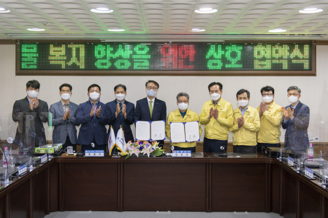 한국수자원공사와 울릉군 관계자들이 14일 업무협약을 맺으며 기념촬영을 하고 있다. 한국수자원공사 제공