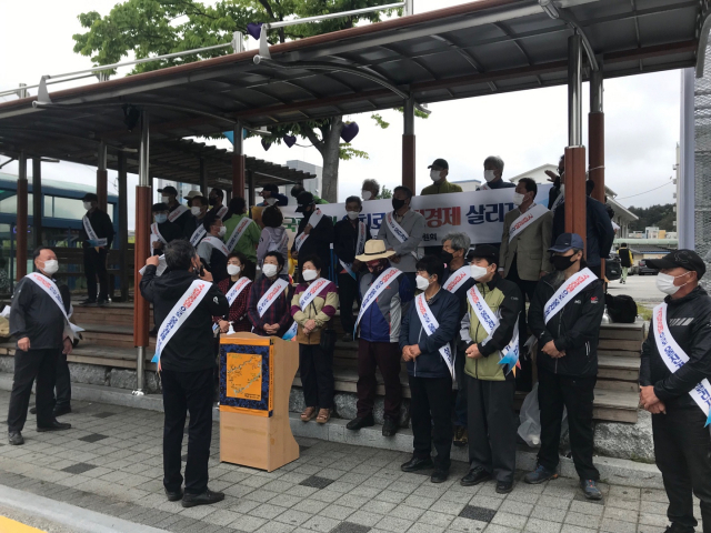 울진군 국립공원추진위원회가 17일 울진군청 앞에서 군민들을 상대로 유치 홍보를 하고 있다.