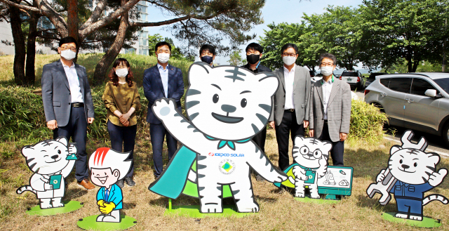 13일 대구대 경산캠퍼스 공과대학에서 솔라미니파크 준공식 후 관계자들이 기념사진을 찍고 있다. 대구대 제공