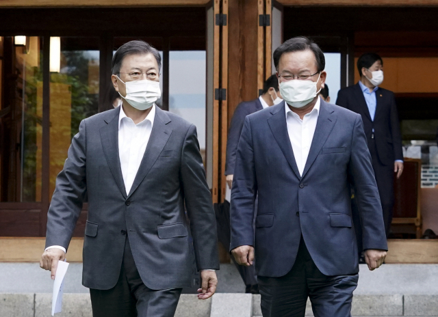 문재인 대통령이 청와대 상춘재에서 김부겸 국무총리와 주례회동을 마친 후 대화하고 있다. 연합뉴스