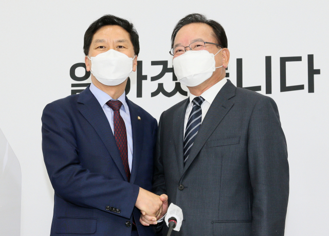 국민의힘 김기현 당 대표 권한대행 겸 원내대표(왼쪽)가 17일 서울 여의도 국회에서 예방한 김부겸 신임 국무총리를 맞아 기념촬영하고 있다. 연합뉴스