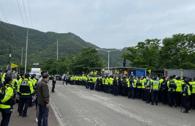 18일 오전 경북 성주군 초전면 소성리 사드기지 앞에 진입로를 막고 농성 중이던 주민들을 경찰이 해산하고 있다. 연합뉴스