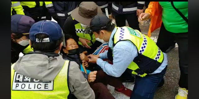 성주 사드 기지 공사차량 반입에 반대하면서 농성 중인 소성리 한 마을 주민을 경찰이 격리시키고 있다. 사드 철회 소성리 종합상황실 제공