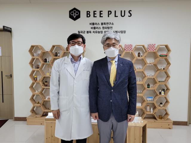 정창현(오룬쪽) 한국한의약진흥원장은 17일 원재한의원(원장 정재우)이 운영하는 봉독 연구기관 비플러스원외탕전을 방문했다. 원재한의원 제공
