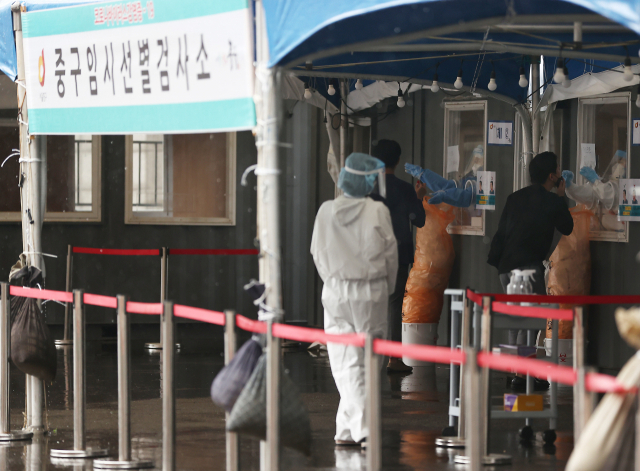 17일 오후 서울역 광장에 위치한 코로나19 임시 선별검사소가 비교적 한산한 모습을 보이고 있다. 연합뉴스