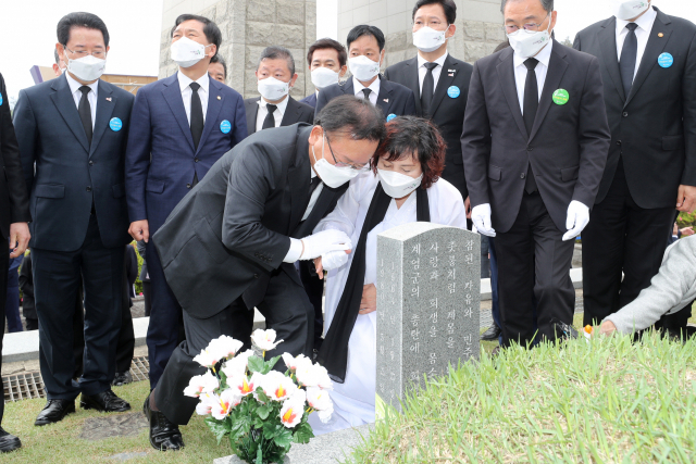 김부겸 국무총리가 18일 오전 광주 북구 국립 5·18 민주묘지에서 열린 제41주년 5·18 민주화운동 기념식을 마친 뒤 묘역을 참배하며 유가족을 위로하고 있다. 연합뉴스