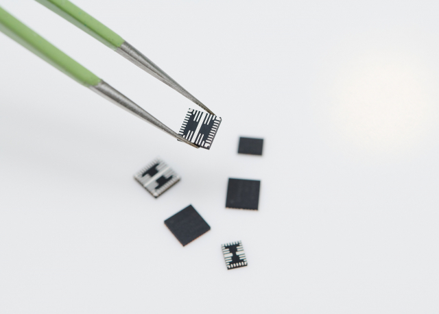 삼성전자가 최신 DDR5 D램 모듈의 성능을 극대화하고 전력 사용을 최소화하는 전력관리반도체(PMIC, Power Management IC) 3종을 공개했다. 사진은 삼성전자 DDR5 D램 모듈용 전력관리반도체. [삼성전자 제공. 재판매 및 DB 금지] 연합뉴스