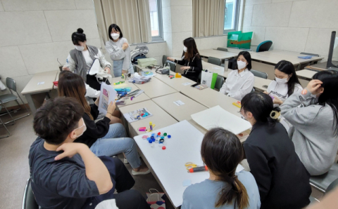 미혼부와 남성 전업주부의 문제를 주제로 열린 아이디어 회의 모습. 대구가톨릭대 문화예술경영 제공