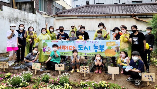 지난 16일 대구 남구 대명5동 우리마을 교육나눔사업의 일환으로, 마을 내 공한지를 활용한 어쩌다 도시농부 주말농장 개장