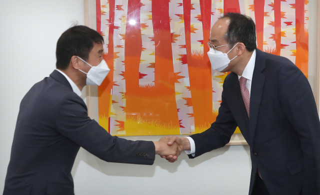 더불어민주당 한병도 원내수석부대표(왼쪽)와 국민의힘 추경호 원내수석부대표가 18일 오전 국회에서 현안인 특별감찰관, 임시국회 의사 일정 협의 등을 위해 만나고 있다. 연합뉴스