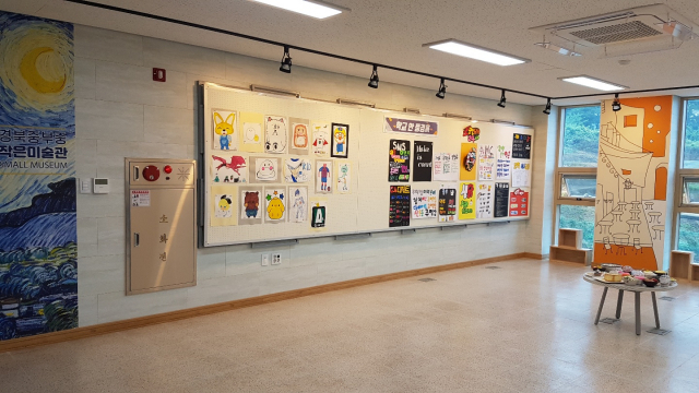 경북 의성군 비안면의 기숙형 중학교인 경북중부중학교가 학교 빈 공간을 미술작품 전시관으로 꾸며 호응을 얻고 있다. 경북중부중학교 제공
