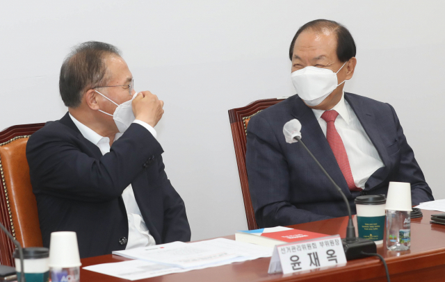 국민의힘 황우여 선거관리위원장(오른쪽)과 윤재옥 부위원장이 18일 오전 서울 여의도 국회에서 열린 선거관리위원회 회의에 참석, 대화하고 있다. 연합뉴스