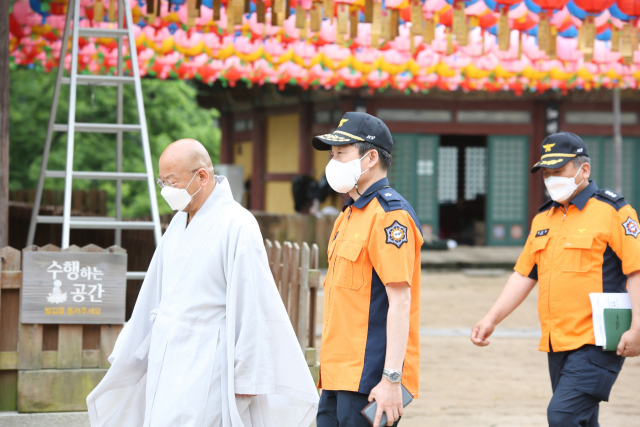정남구 대구소방안전본부장이 18일 동화사를 방문해 부처님 오신 날 맞이 화재예방 지도에 나섰다. 대구소방안전본부 제공