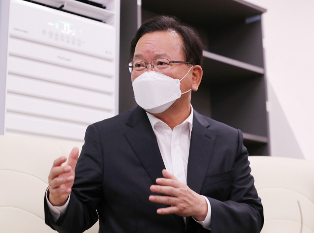 김부겸 국무총리가 18일 오후 세종시 정부세종청사에서 열린 출입기자 간담회에서 발언하고 있다. 연합뉴스