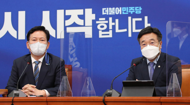 더불어민주당 윤호중 원내대표(오른쪽)가 지난 14일 서울 여의도 국회에서 열린 최고위원회의에서 발언하고 있다. 연합뉴스