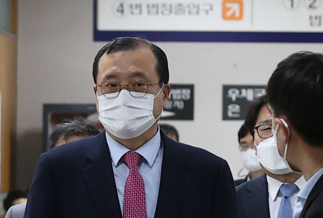 사법행정권을 남용해 재판에 개입한 혐의로 기소돼 1심에서 무죄를 선고받고 탄핵 소추된 임성근 전 부장판사가 20일 오후 서울 중앙지법에서 열린 항소심 4회 공판에 출석하고 있다. 연합뉴스