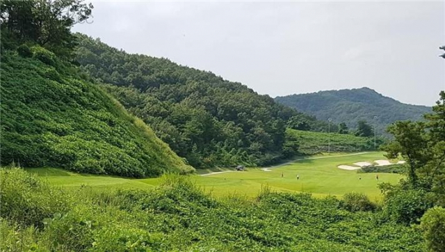 리버힐CC는 산악지형의 특성과 자연친화적인 설계로 여러 테마를 갖추고 있다. 때로는 과감하게, 또 때로는 섬세한 플레이가 요구되는 골프장이기도 하다. 자이언트골프앤투어 제공