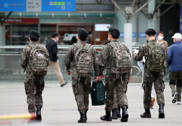 서울역에서 장병들이 이동하고 있다. 연합뉴스. 본 사진은 기사 내용과 무관.