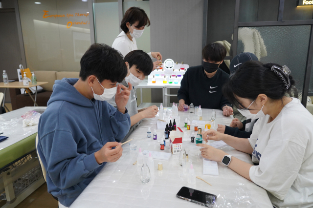 최근 수성대 신비관 피부건강관리과 실습실에서 대구문화예술산업학교 학생들이 퍼스널 컬러 오일 만들기 체험 학습을 하고 있다. 수성대 제공