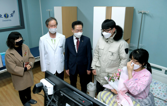 영천시는 임산부와 만 2세 미만 영아를 대상으로 맞춤형 건강관리 서비스를 제공한다. 사진은 최기문 시장을 비롯 영천시 및 J병원 관계자가 올해 첫둥이를 출산한 임산부 가족을 축하하는 모습. 영천시 제공