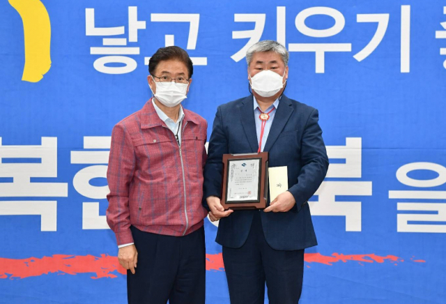 윤문조(오른쪽) 영천시 부시장이 이철우 경북도지사로부터 규제개혁 평가 우수기관 상패를 전달받고 있다. 영천시 제공