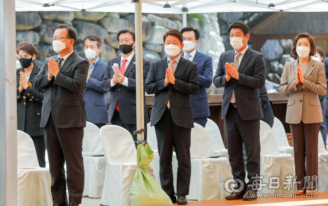 19일 오전 대구 동화사에서 열린 부처님 오신날 봉축대법회에 참석한 김부겸(맨 왼쪽부터) 국무총리와 권영진 대구시장, 강대식 국민의힘 의원, 나경원 국민의힘 전 의원이 합장하고 있다. 우태욱 기자 woo@imaeil.com