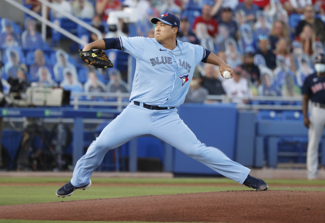 미국 플로리다주 더니든 TD 볼파크에서 19일 열린 2021 미국프로야구 메이저리그(MLB) 홈경기에서 선발 등판한 토론토 블루제이스 류현진이 보스턴 레드삭스를 맞아 공을 던지고 있다. 연합뉴스