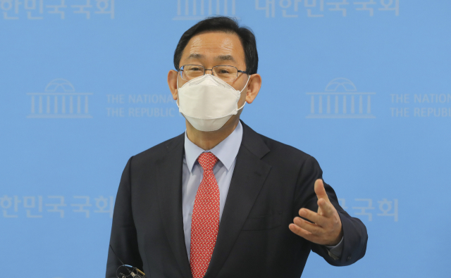 국민의힘 당 대표 경선에 나선 주호영 의원이 19일 오후 국회 소통관에서 기자회견을 마친 뒤 취재진 질문에 답하고 있다. 연합뉴스