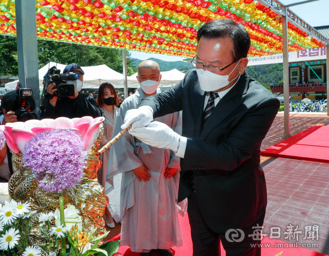 김부겸 국무총리가 19일 오전 대구 동화사에서 열린 부처님 오신날 봉축대법회에 참석해 관불의식을 하고 있다. 우태욱 기자 woo@imaeil.com