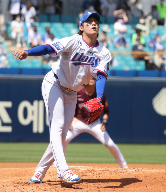 삼성라이온즈 선발 투수 원태인이 19일 대구 키움히어로즈전에서 박동원에게 3연타석 홈런을 허용하는 등 5 ⅔이닝 10피안타(3피홈런) 7실점으로 고개를 숙였다. 삼성라이온즈 제공