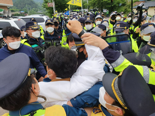 20일 경찰이 사드 기지 차량 반입에 항의하며 농성 중이던 사드 반대 측 종교 관계자를 격리시키고 있다. 사드 철회 소성리 종합상황실 제공