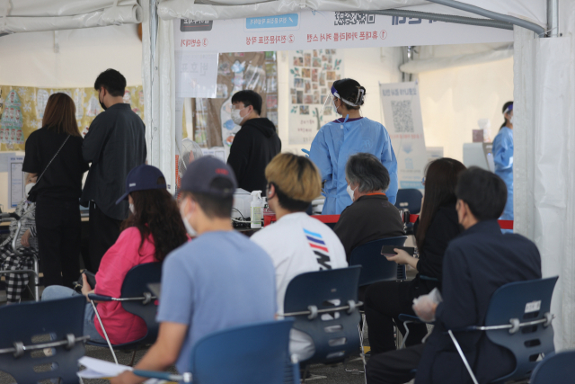 19일 오전 서울 강남구보건소 선별진료소에서 시민들이 신종 코로나바이러스 감염증(코로나19) 검사를 위해 대기하고 있다. 연합뉴스