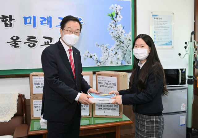 지난달 27일 임종식 경북도교육감이 울릉고등학교를 방문해 학생에게 태블릿컴퓨터를 전달하고 있다. 경북도교육청 제공