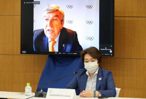 토마스 바흐 국제올림픽위원회(IOC) 위원장이 19일(현지시간) IOC·도쿄올림픽 조직위원회 간 온라인 조정위원회에 화상으로 참가해 개막연설을 하고 있다. 앞은 바흐 위원장의 연설을 경청하고 있는 하시모토 세이코 도쿄올림픽·패럴림픽 조직위원회 회장의 모습. 연합뉴스