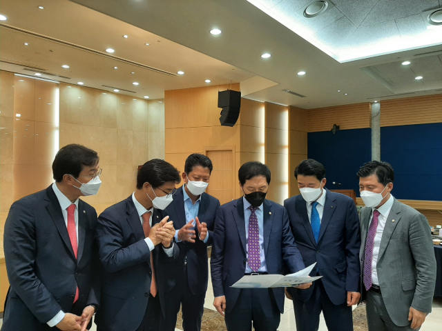김장호(왼쪽에서 세번째) 경북도기획조정실장이 김기현(왼쪽에서 네번째) 국민의힘 원내대표에게 5가지 건의사항을 설명하고 있다. 전병용 기자